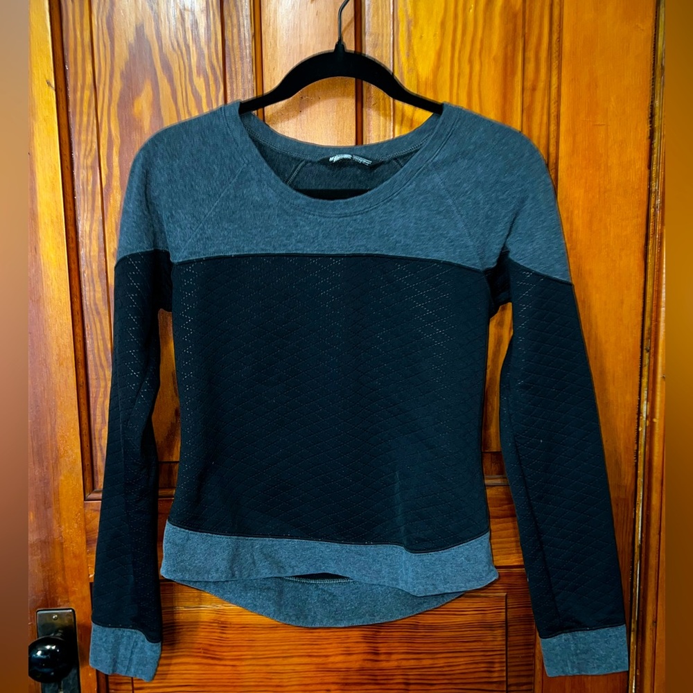 The north face pullover size XS!! Black and grey!!